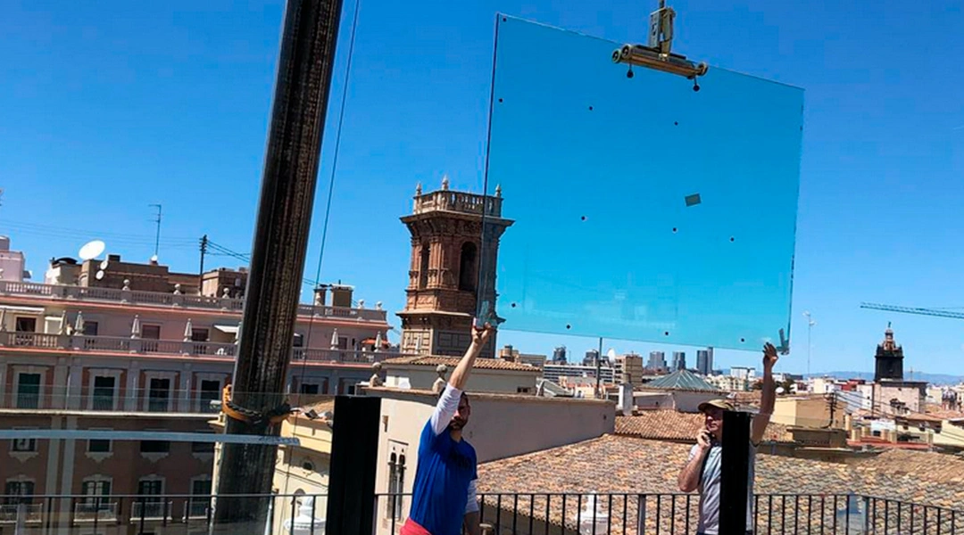 Acristalamiento en azotea de edificio antiguo