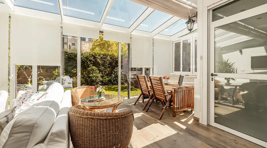 Ejemplo de cerramiento para terraza con perfiles de aluminio blanco y cristal.