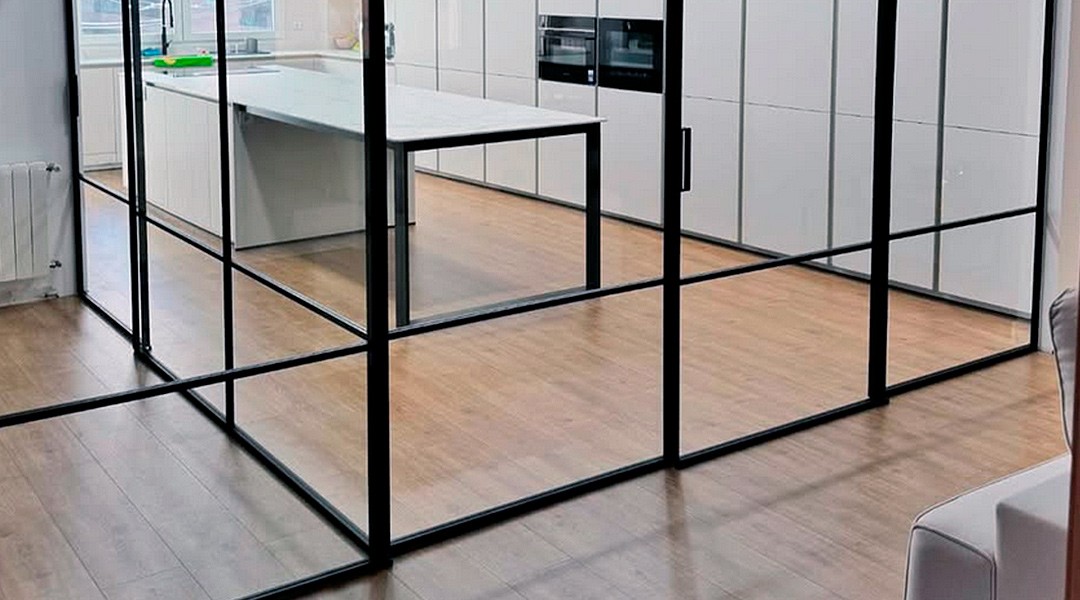 cocina con puerta de vidrio y aluminio
