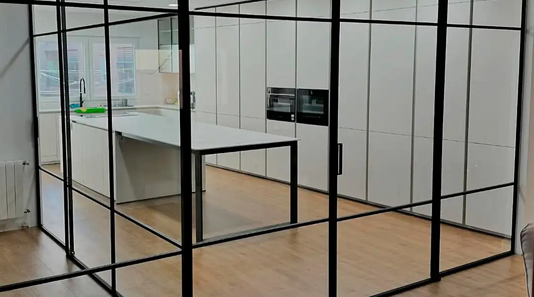 Cocina con puertas estilo industrial