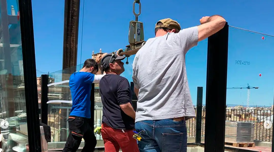 Colocación de vidrio en obra