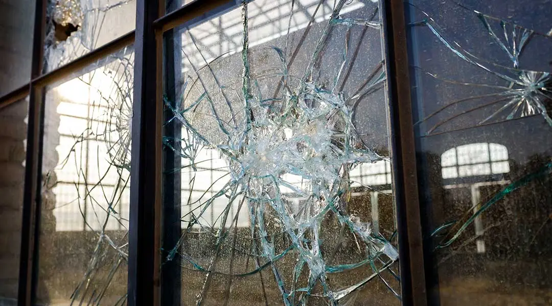 Cristal de ventanal vandalizado