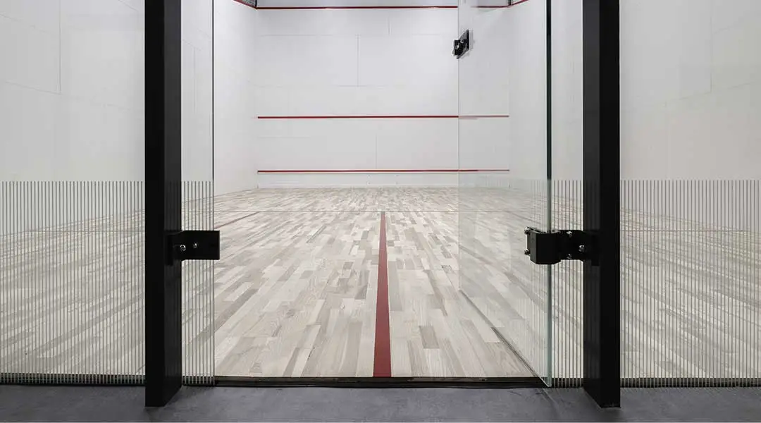 Detalle pista squash puerta acceso vidrio