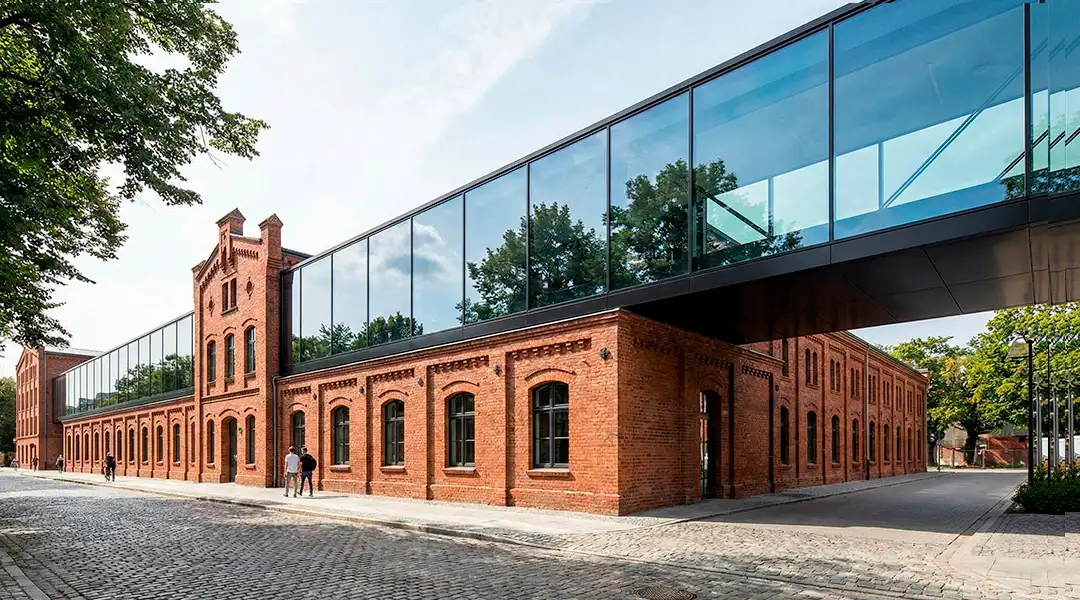 Edificio antiguo con cerramiento de vidrio y aluminio