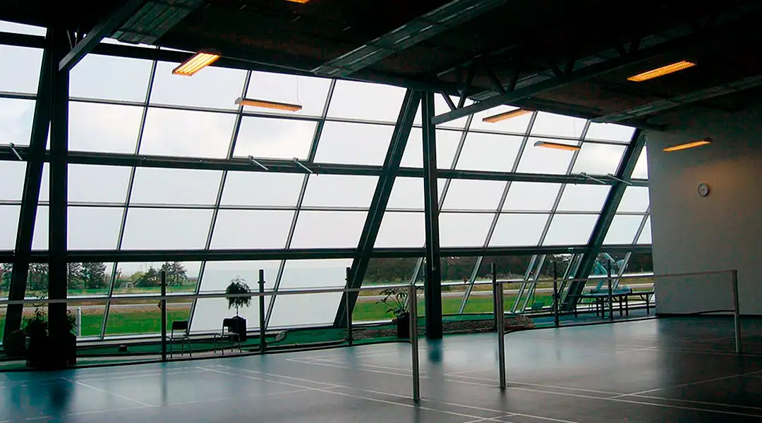 Fachada con perfiles de aluminio y vidrio