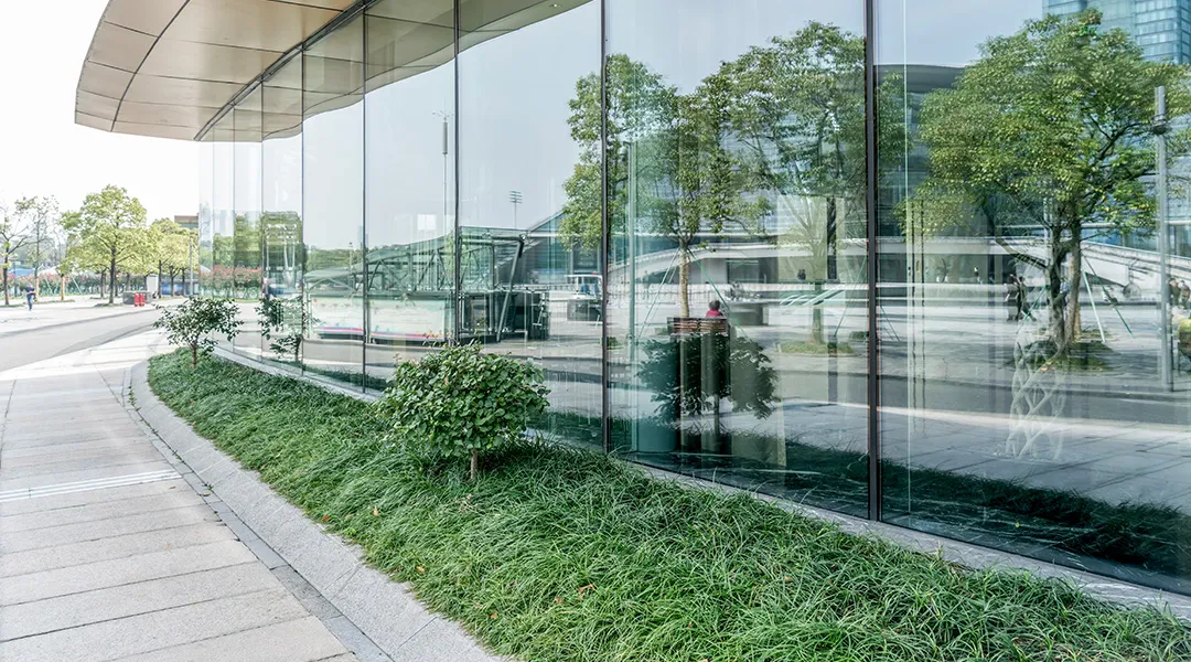 Fachada de cristal en oficinas
