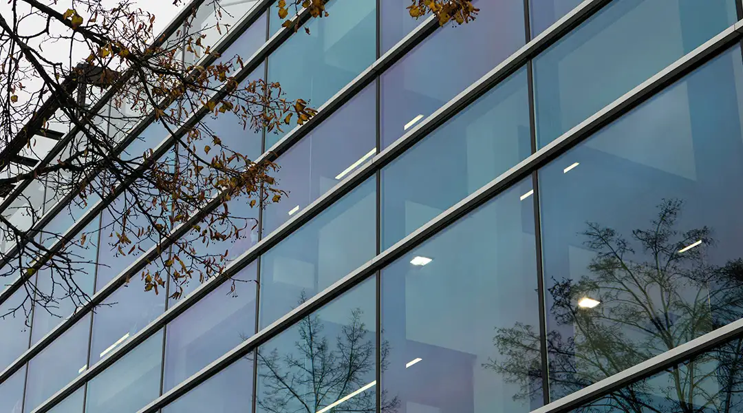 Fachada de vidrio float con protección solar