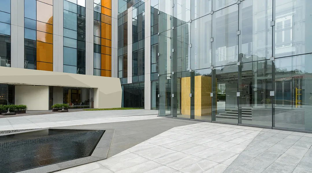 Fachada de vidrio en empresa corporativa