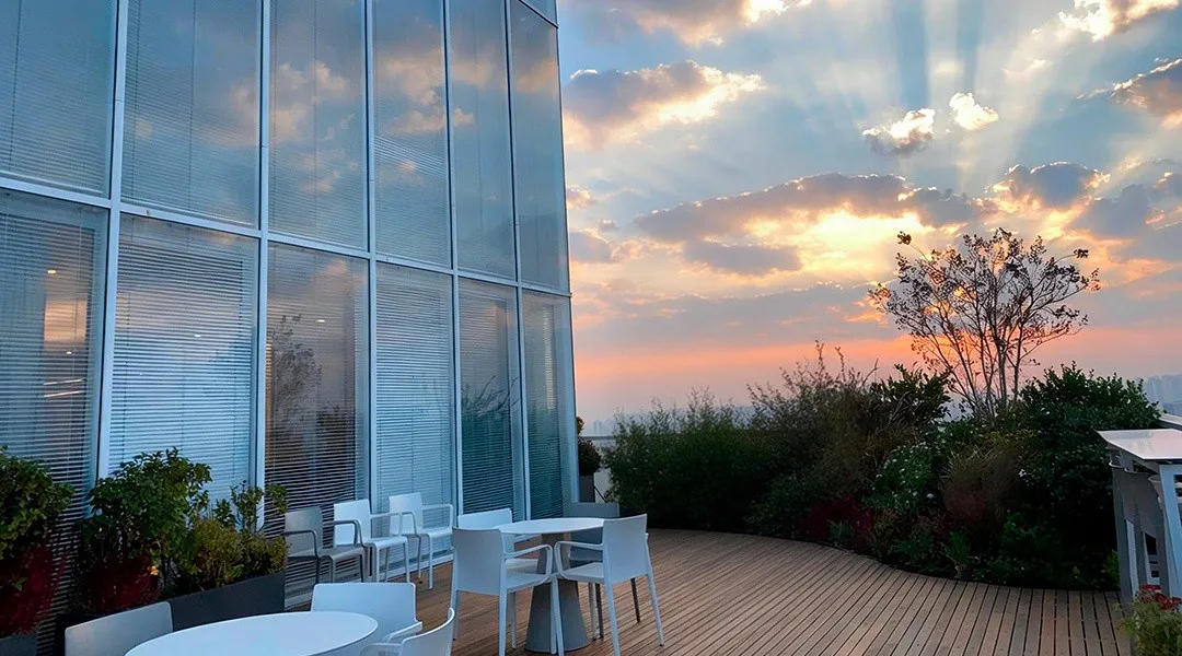 Fachada de vidrio en hotel