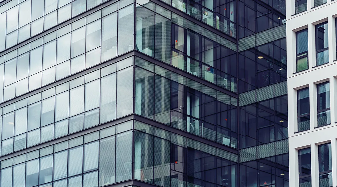 Fachada de vidrio y aluminio