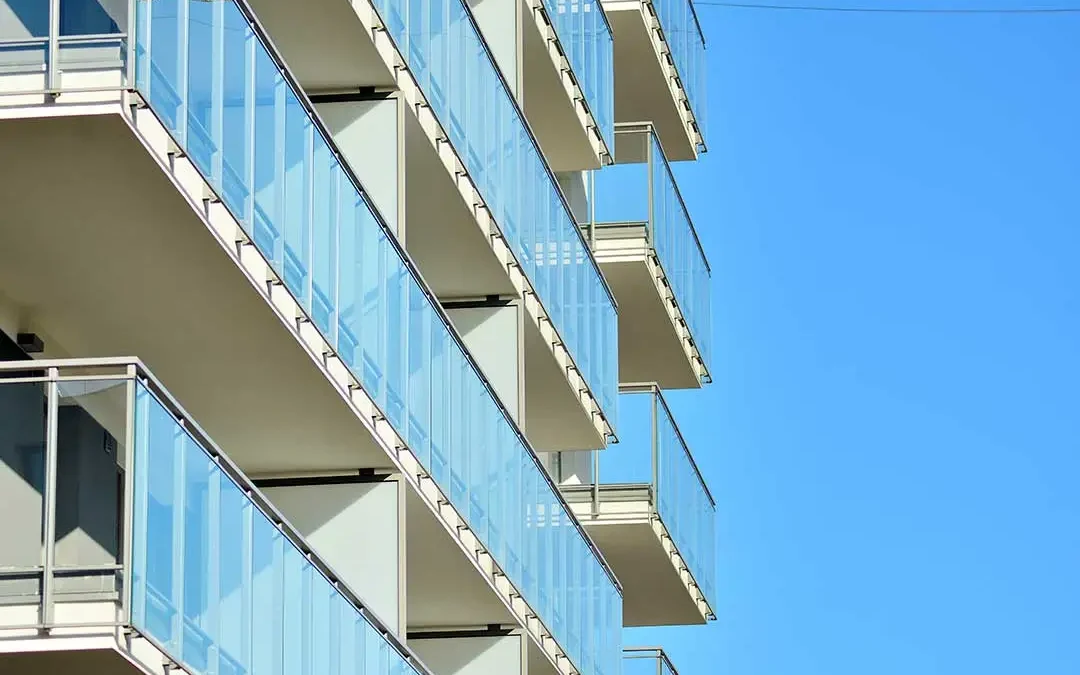 Fachada edificio con balcones acristalados