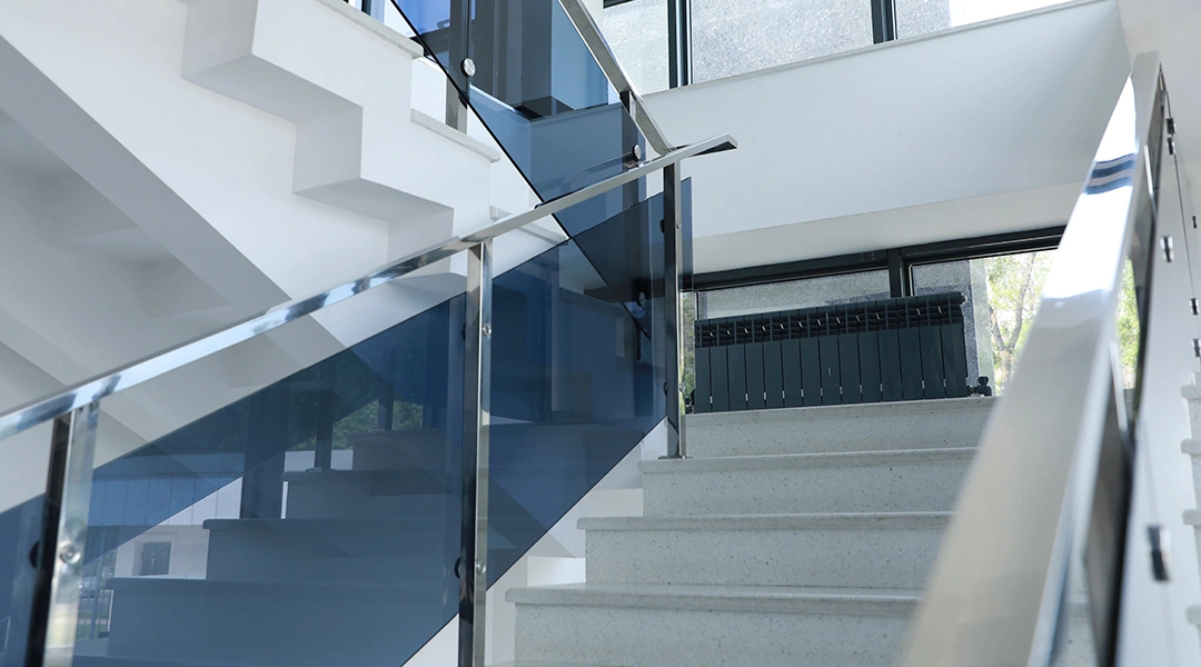 Herrajes para escalera de vidrio