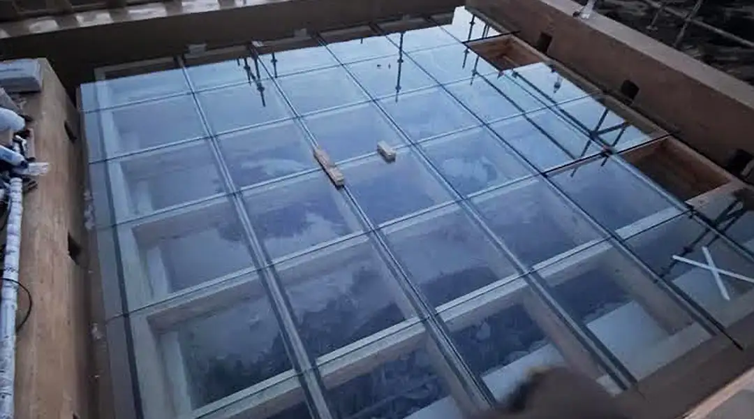Instalación de techo pisable de vidrio