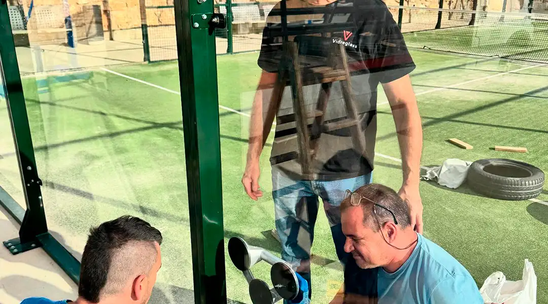 Instalación de vidrio en pista de pádel