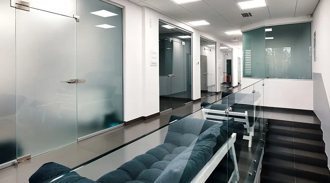 Interior de oficina con vidrio