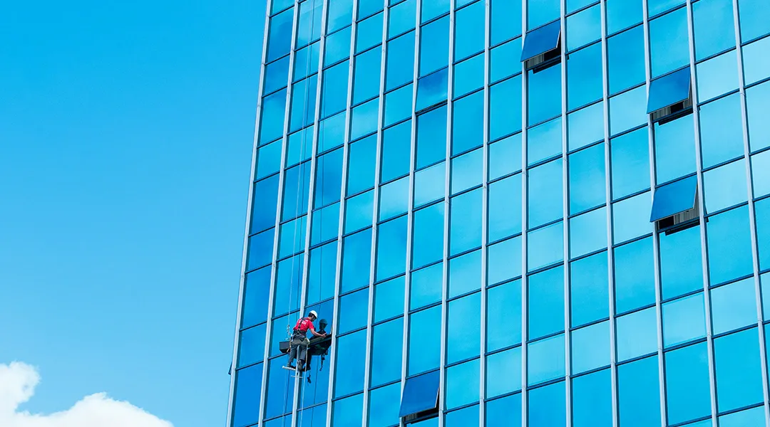 Limpieza de fachada de vidrio