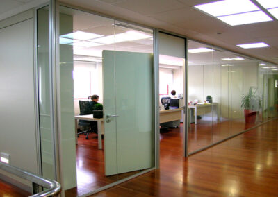 Mampara de vidrio en oficinas