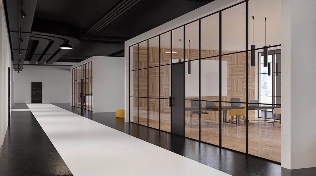 Oficina de estilo industrial con divisiones de aluminio negro y vidrio.