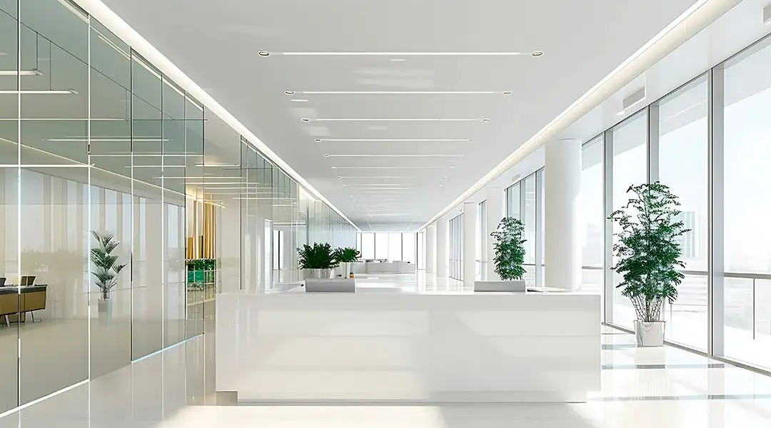 Oficina con pared de vidrio 
