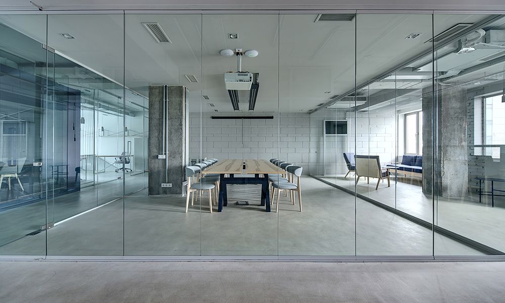 Oficinas modernas con tabique de vidrio