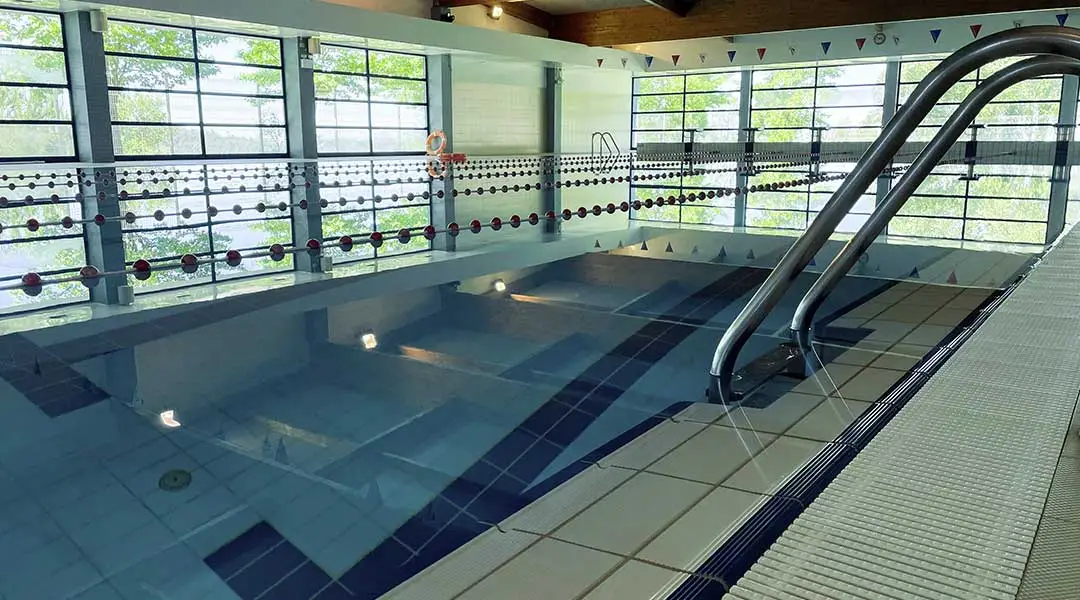 Paredes de vidrio en piscina cubierta