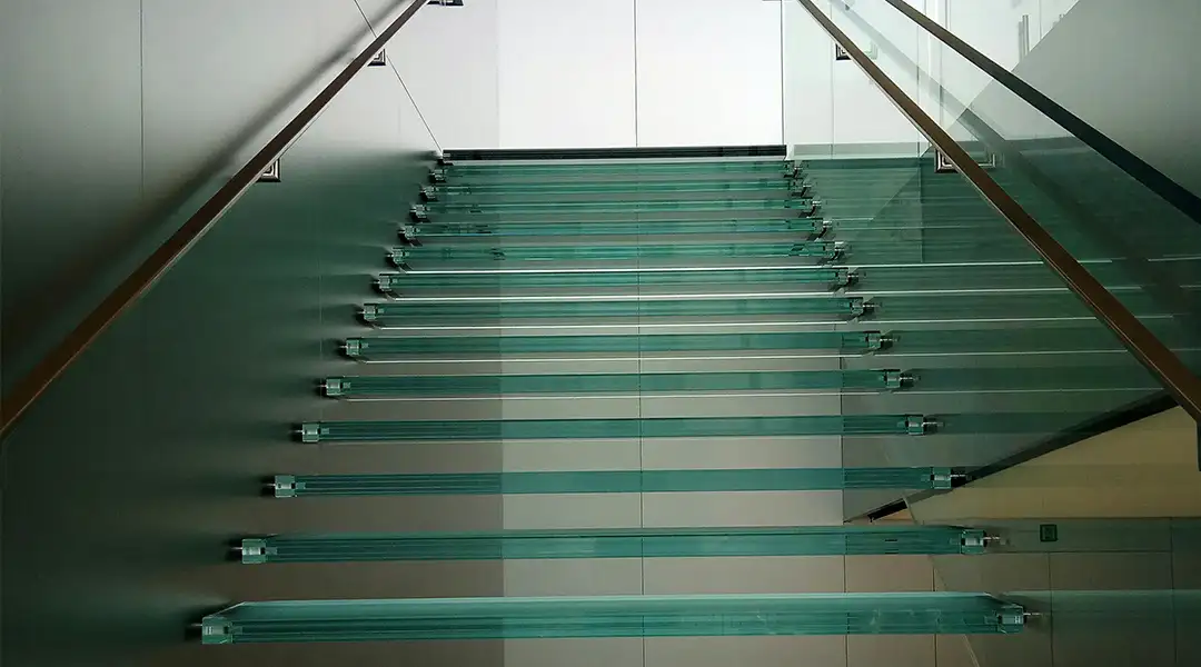 Primer plano de peldaños de vidrio para escaleras con acabado antideslizante