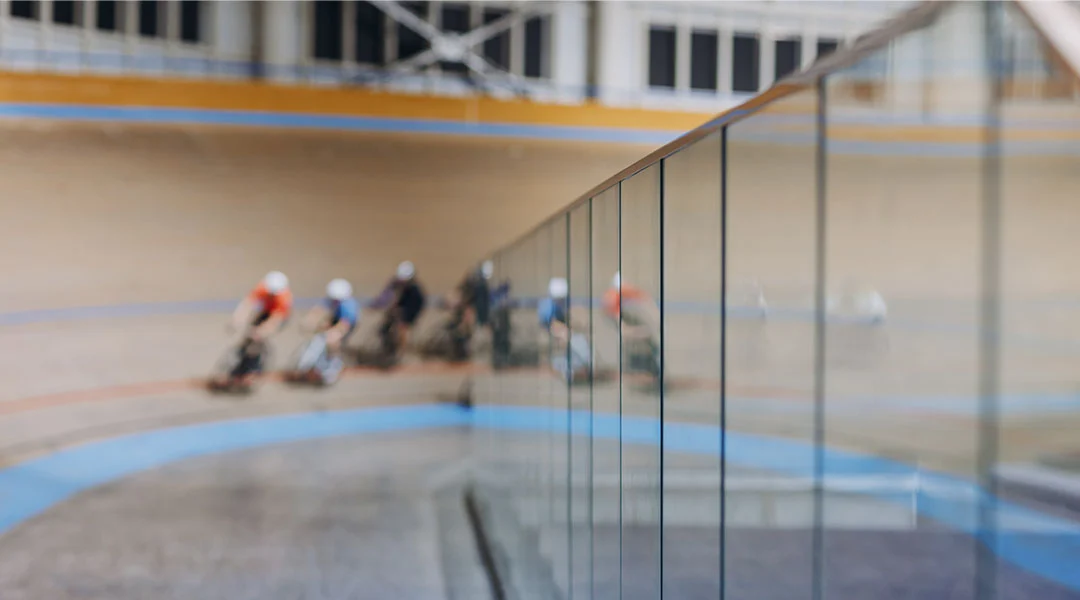 Pista ciclismo indoor con paramento de vidrio de seguridad