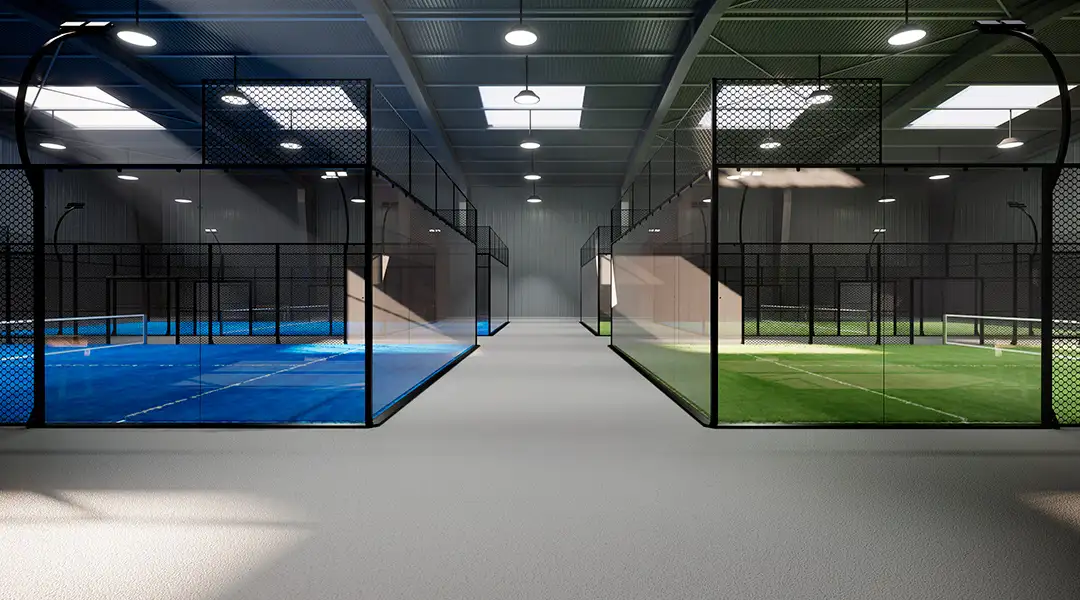 Pista de pádel indoor con paredes de vidrio