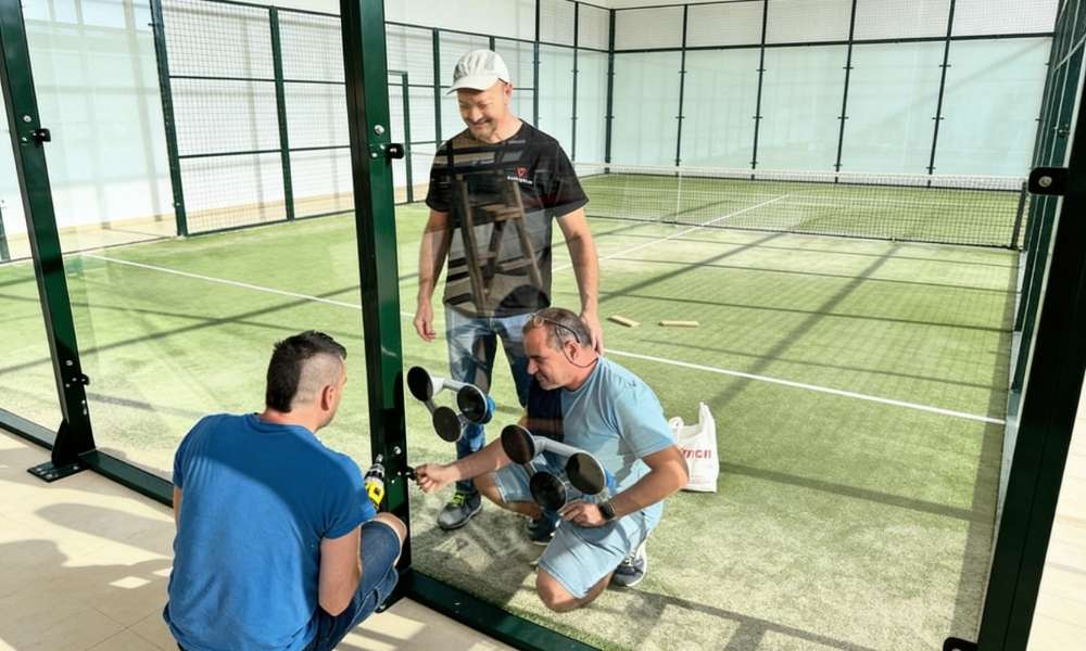 Profesionales de Vidreglass detalle perfiles entre paredes en pistas de padel outdoor