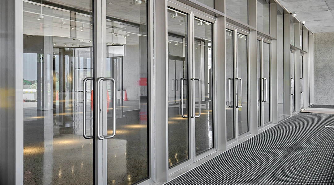 Puerta bancaria en aluminio y vidrio