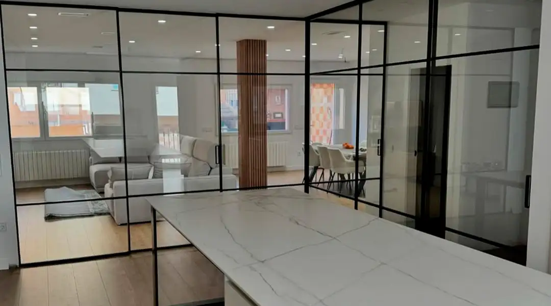 Puerta corredera estilo industrial en salón