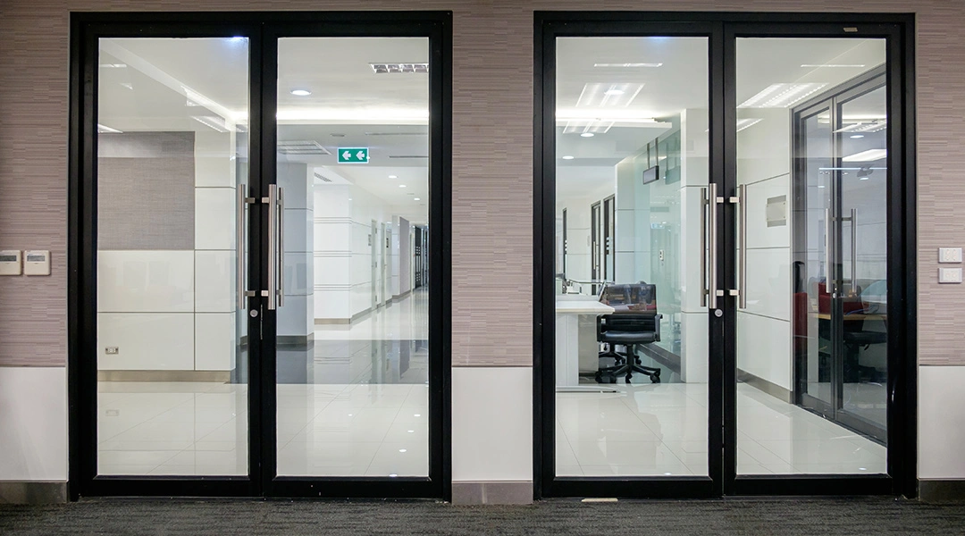 Puerta de paso peatonal en oficinas