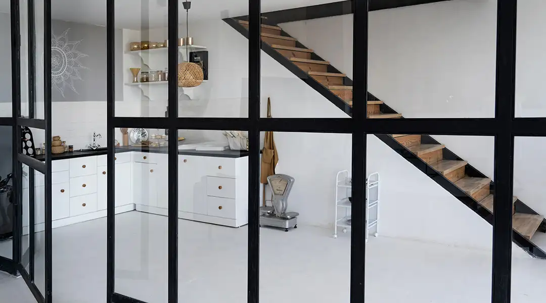 Puerta de vidrio estilo industrial