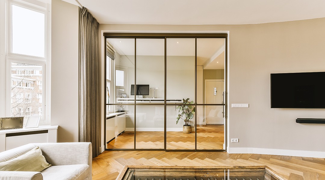Puertas de vidrio y aluminio para separar espacios