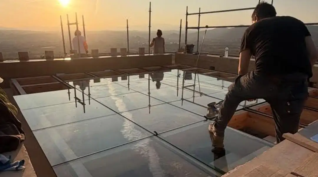 Techo de vidrio en lo alto de la Torre de Aledua