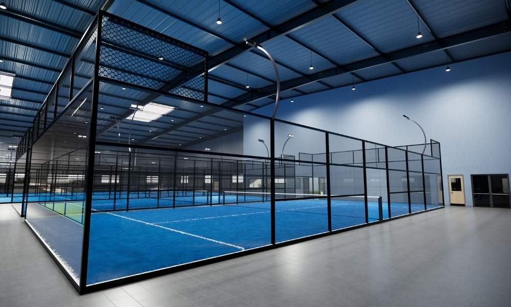 Vista del ángulo del cristal de una pista de padel indoor